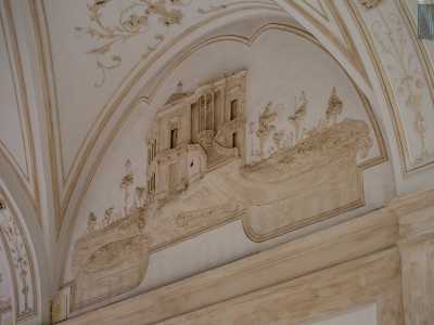 ...le cui lunette sono ornate con bassorilievi rappresentanti sontuose ville padronali